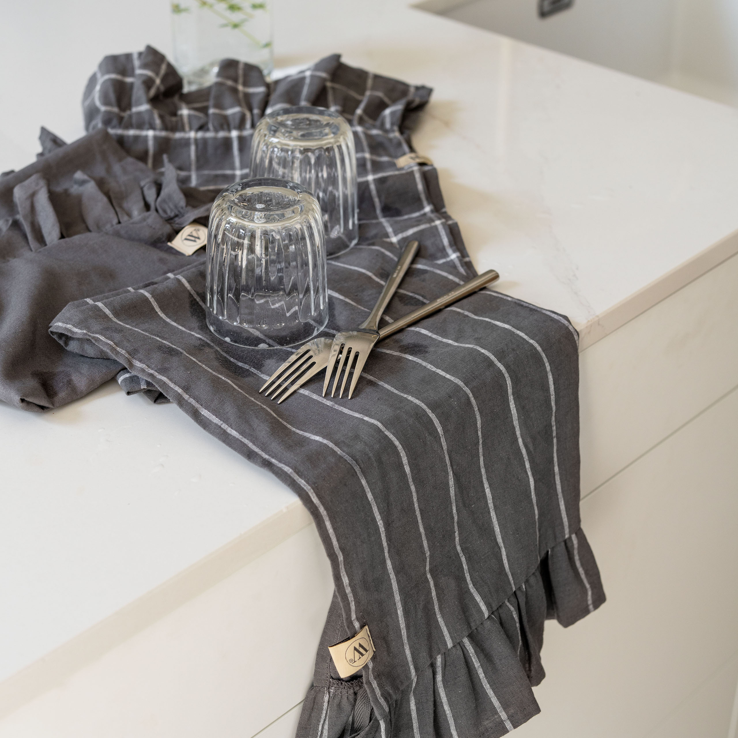 WALRA_KS_LOVELYLINENRUFFLES_50X70_ANTHRACITE_SF_2_WEB.jpg